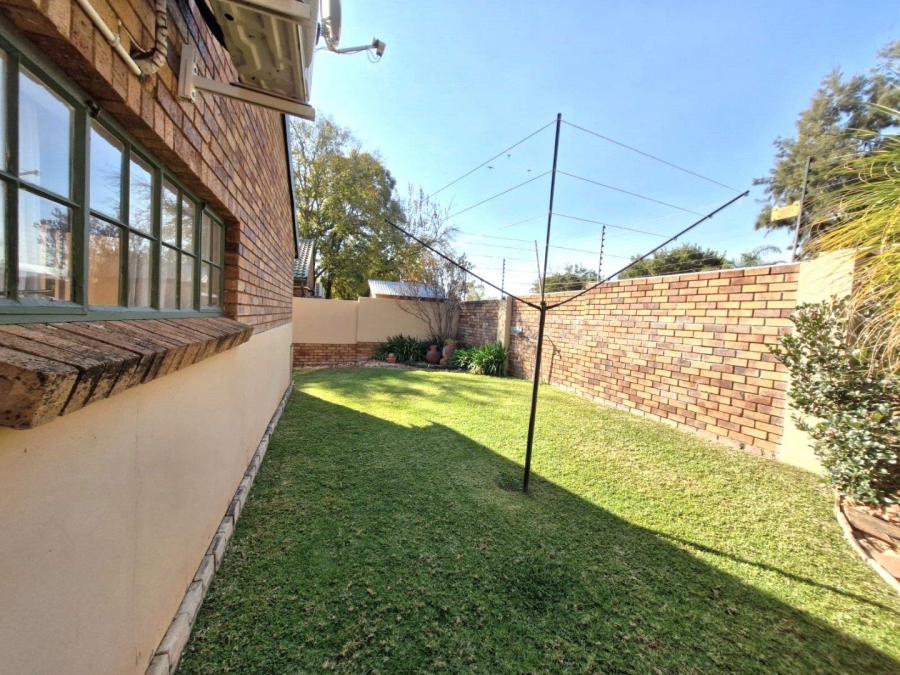 To Let 2 Bedroom Property for Rent in Meerhof North West